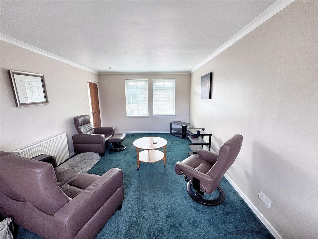 Property photo 3 of 19 Lounge
