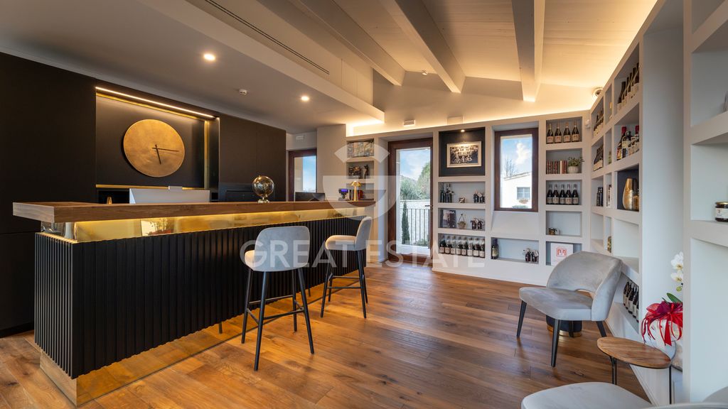 Property photo 2 of 131 Interiors