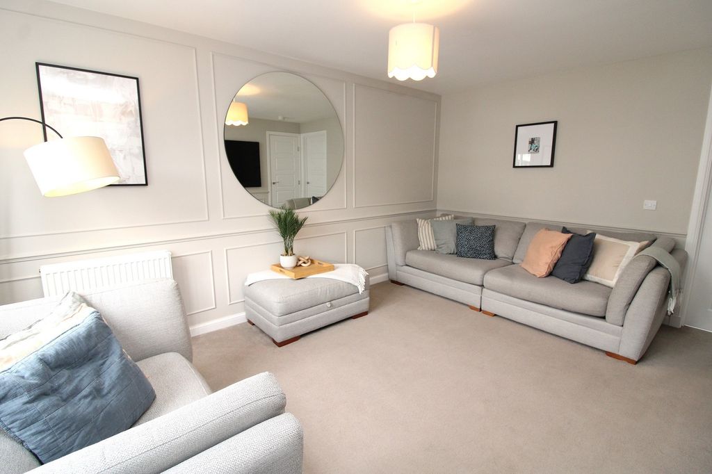 Property photo 3 of 17 Lounge