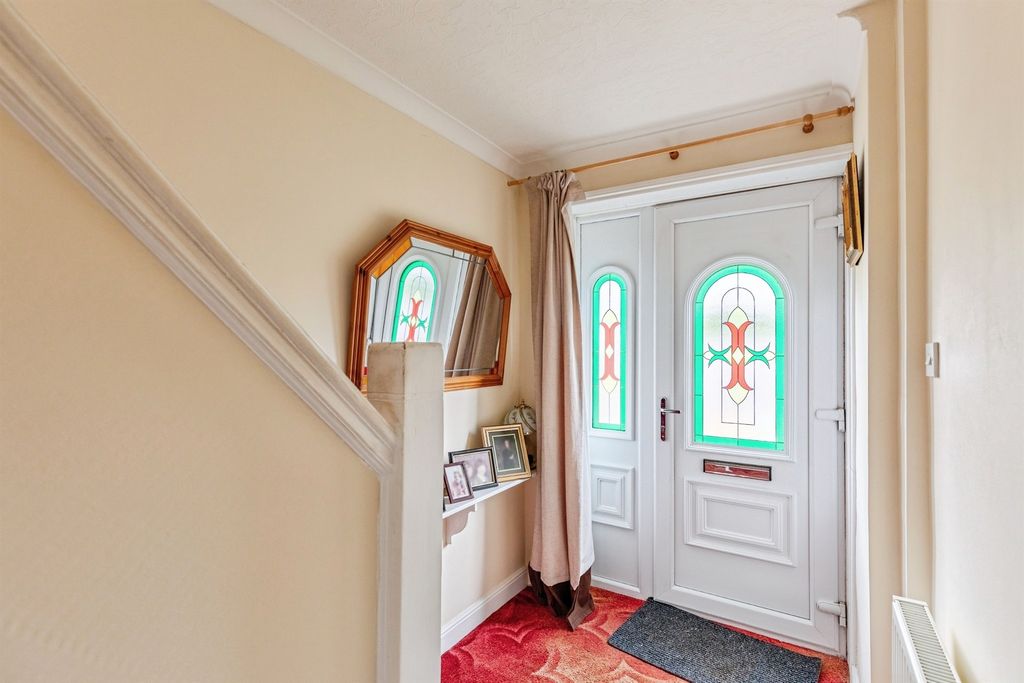 Property photo 2 of 16 Entrance Hall