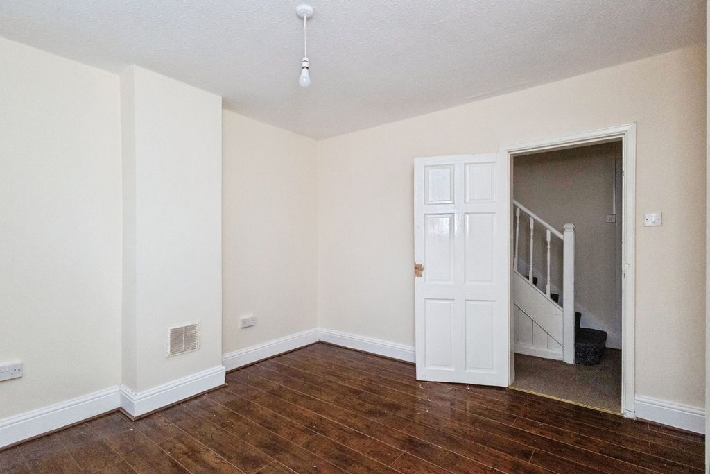 Property photo 3 of 18 Living Room