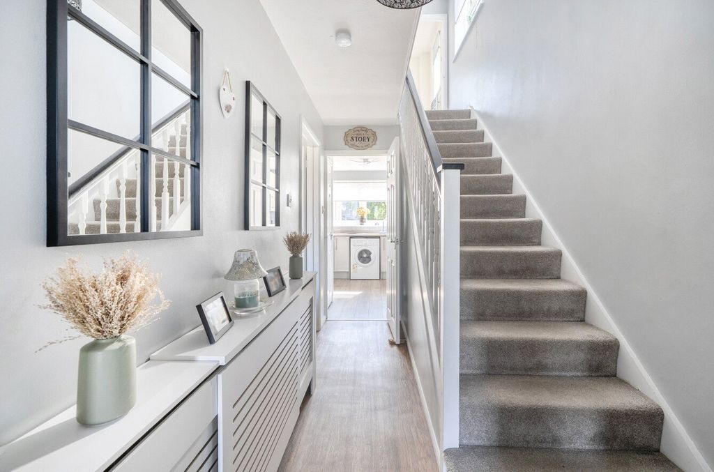 Property photo 2 of 18 Entrance Hall