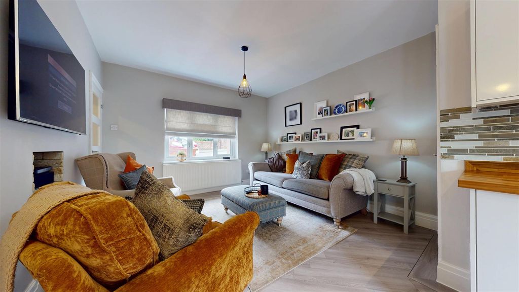 Property photo 2 of 25 St Georges Road Living Room