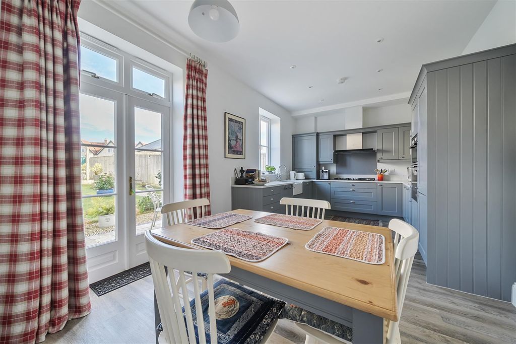 Property photo 3 of 25 Kitchen/Breakfast Room