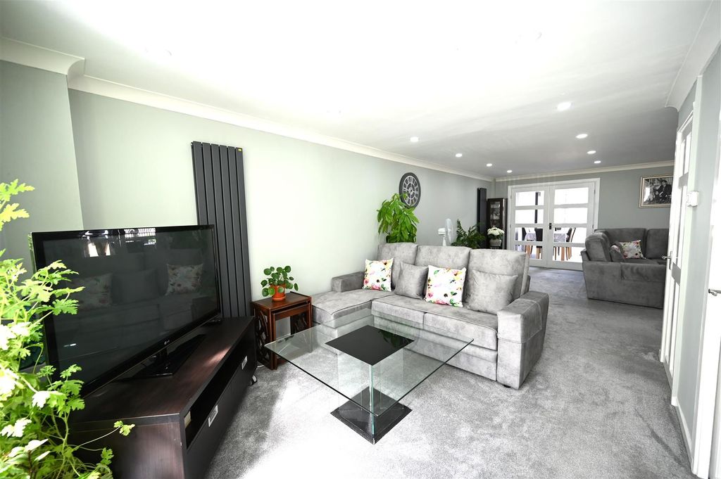Property photo 2 of 22 Lounge.Jpg