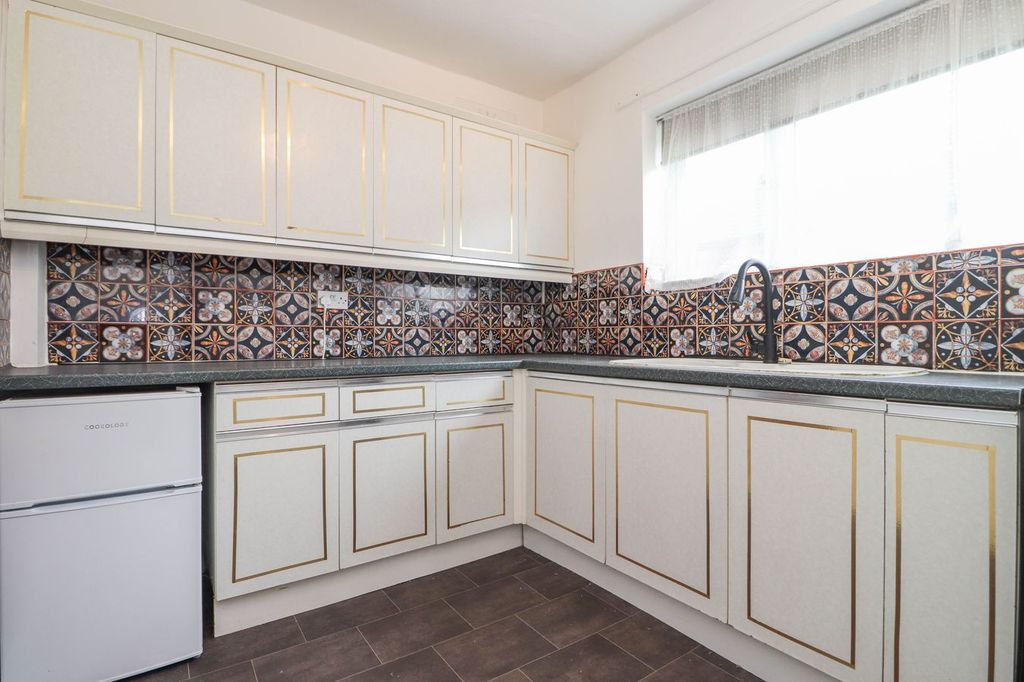 Property photo 3 of 11 Kitchen