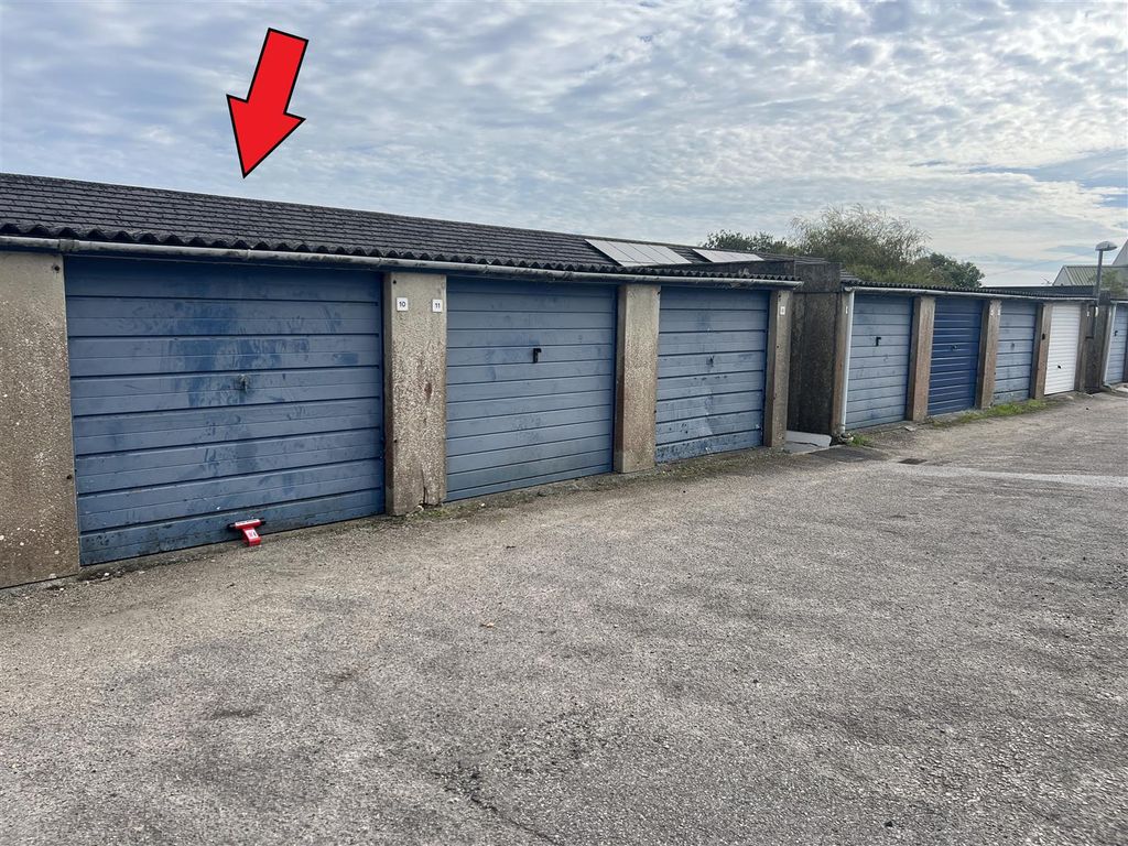 Property photo 2 of 4 Garage