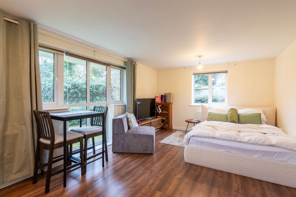 Property photo 2 of 13 4890295