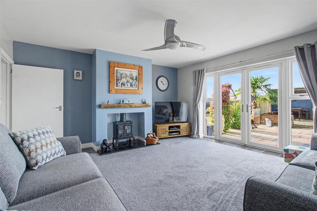 Property photo 3 of 34 Lounge