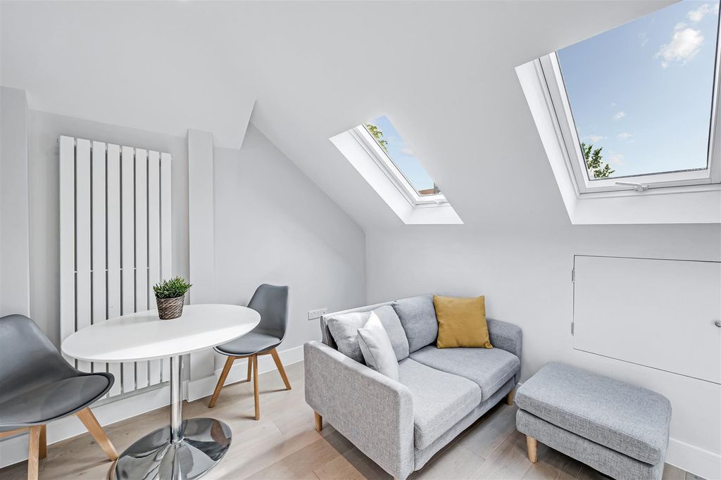 Property photo 3 of 11 Flat 3, 16 Brouncker Road-5.Jpg