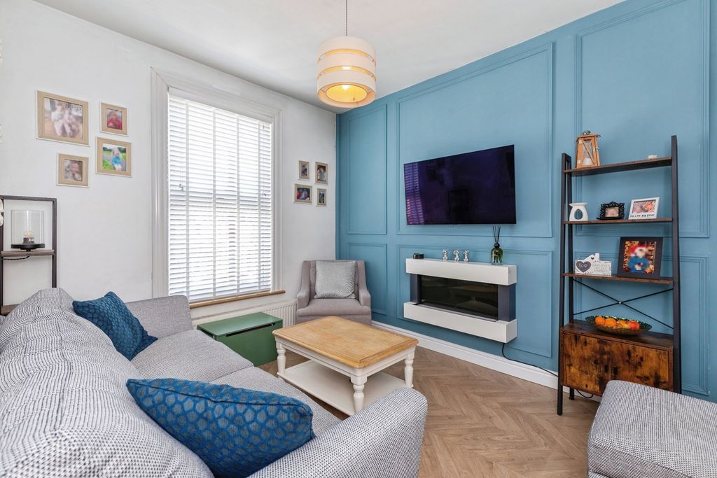 Property photo 3 of 17 Pbox-Img.Jpg