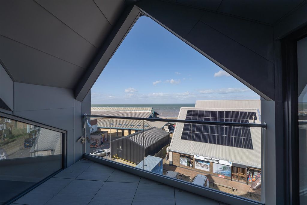 Property photo 2 of 31 Beach Walk, Whitstable