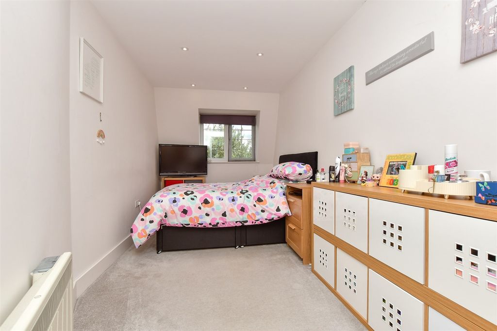 Property photo 3 of 9 Bedroom