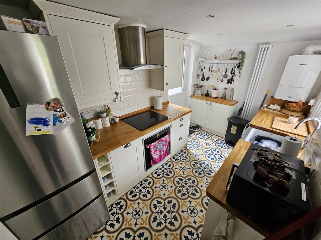 Property photo 2 of 9 Eaton Gardens F10, 8  (2).Jpg