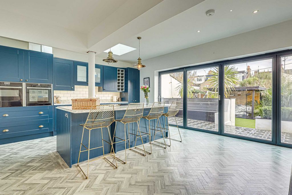 Property photo 3 of 37