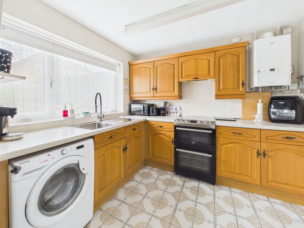 Property photo 3 of 17 Kitchen