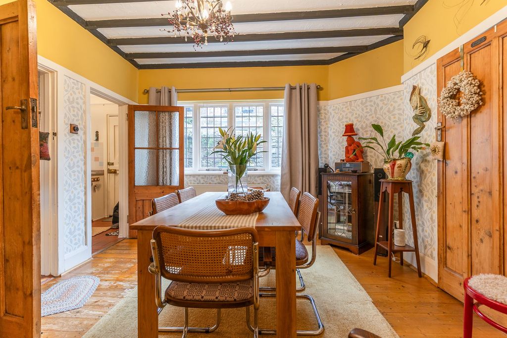 Property photo 2 of 28