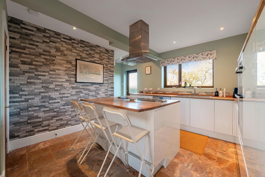 Property photo 2 of 31