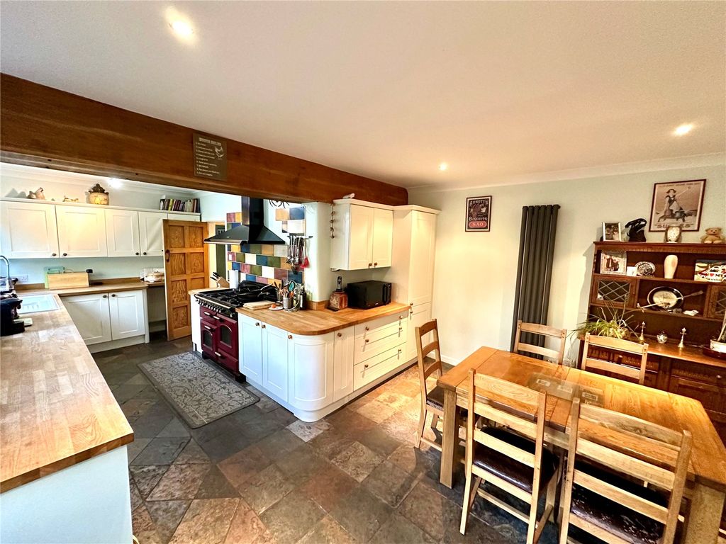 Property photo 2 of 17 Picture No. 16