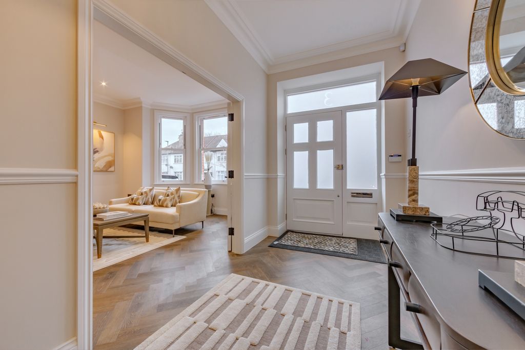 Property photo 2 of 33 Photo 4