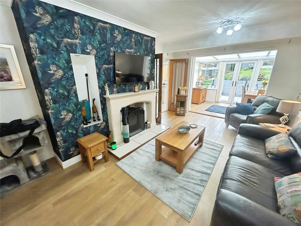 Property photo 3 of 16 Lounge