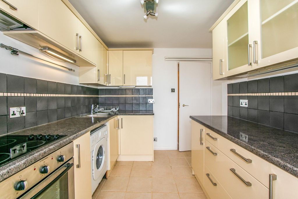 Property photo 3 of 25 Kitchen
