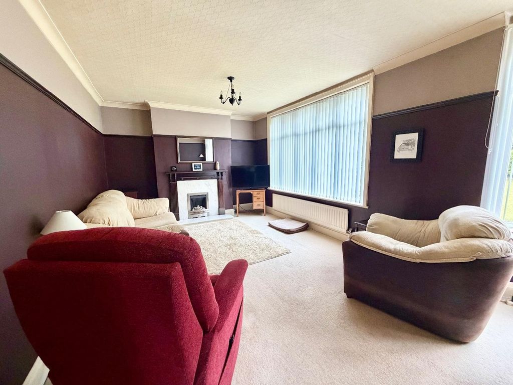 Property photo 3 of 14 Lounge