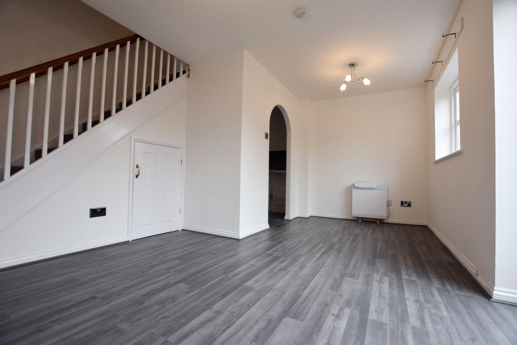 Property photo 2 of 6 Bedroom