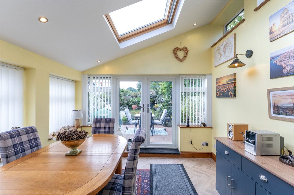 Property photo 3 of 23 Conservatory