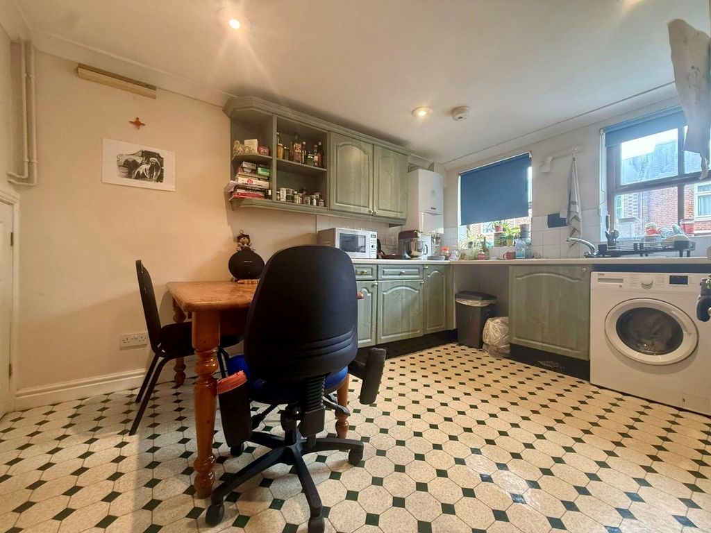 Property photo 3 of 9 Kitchen