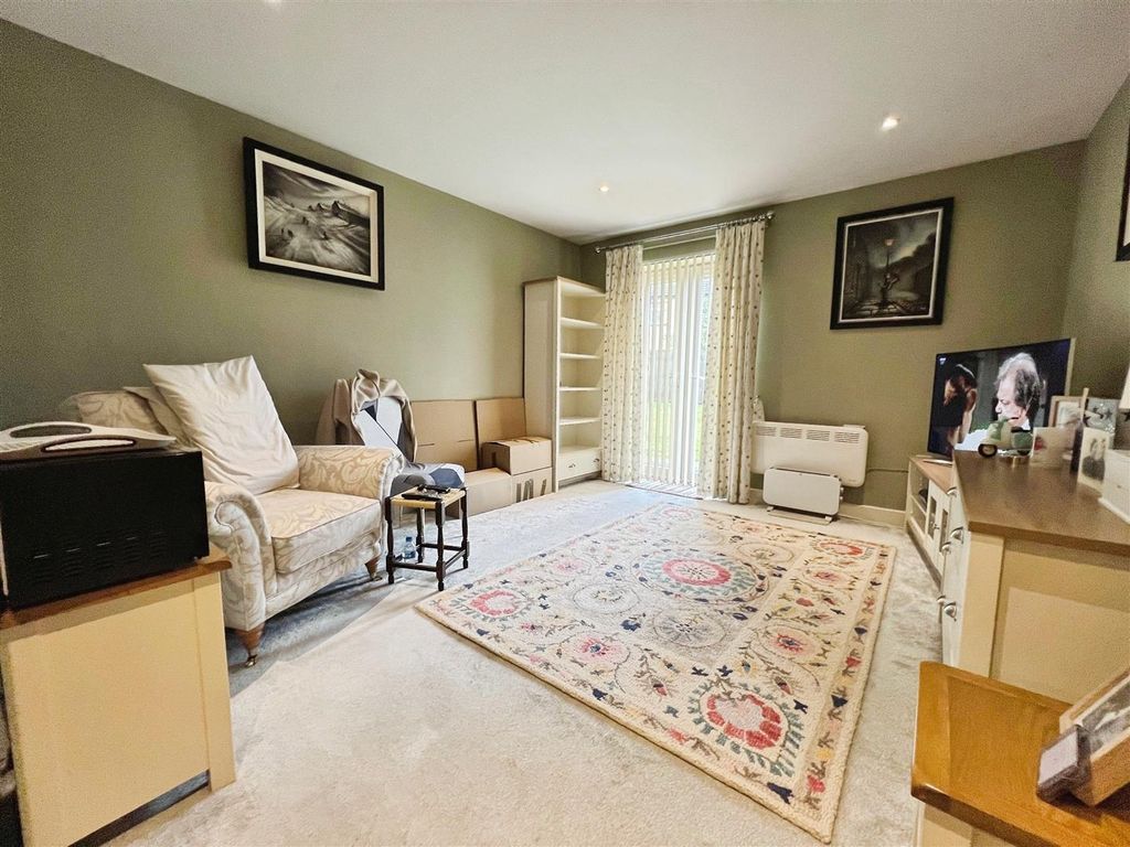 Property photo 2 of 14 Lounge