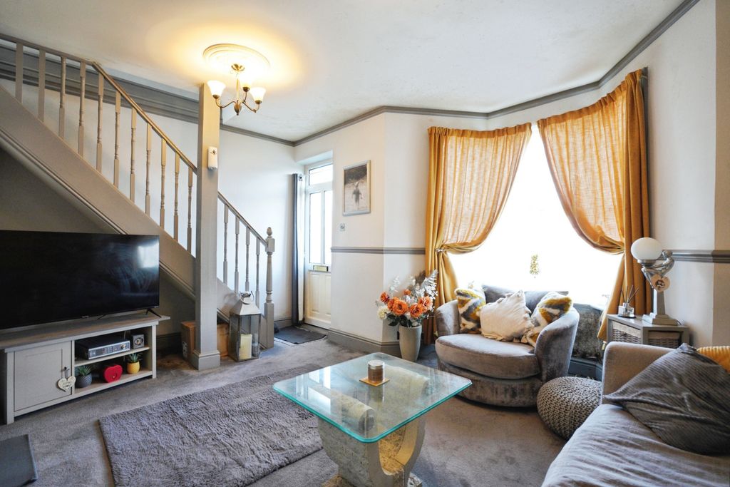 Property photo 3 of 20 Lounge