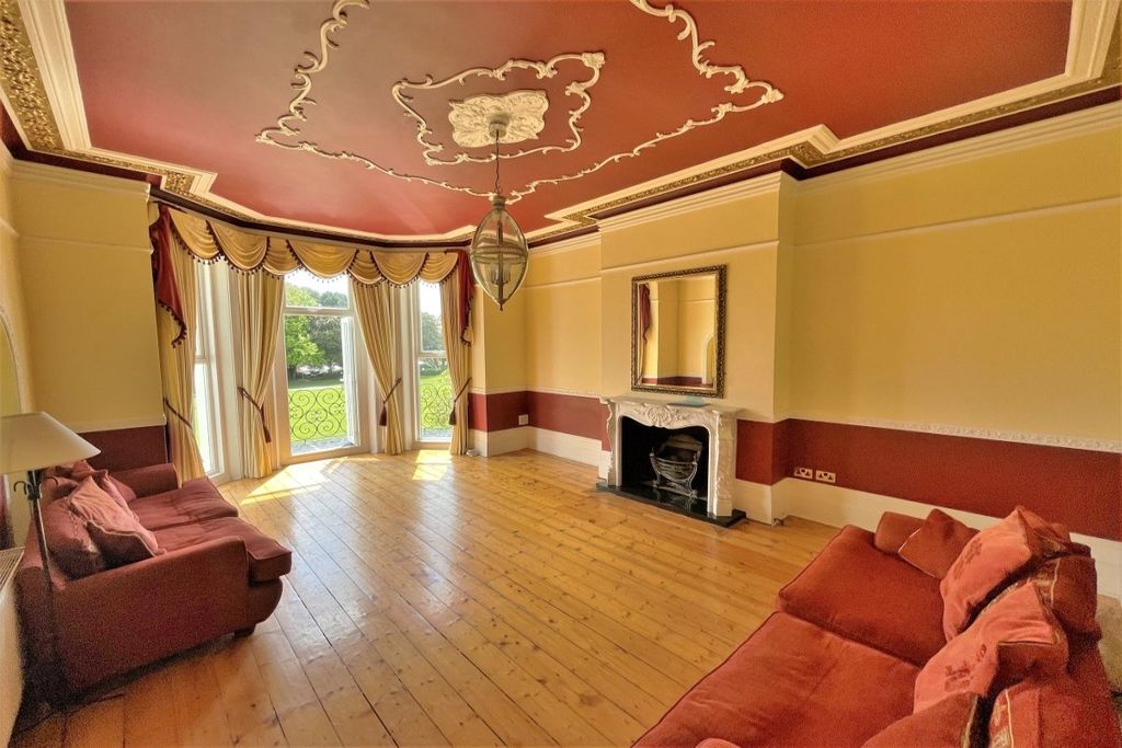 Property photo 3 of 10 Lounge