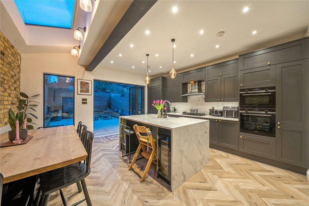 Property photo 2 of 24 Kitchen