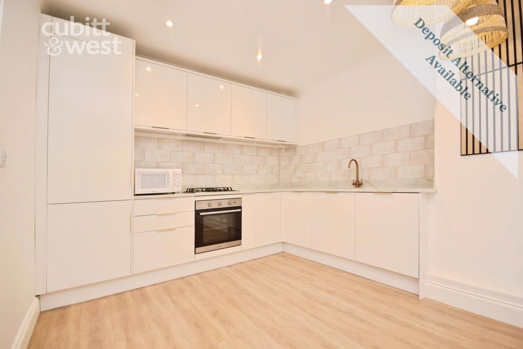 Property photo 3 of 11 Kitchen