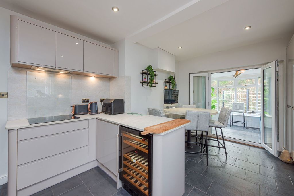 Property photo 3 of 28