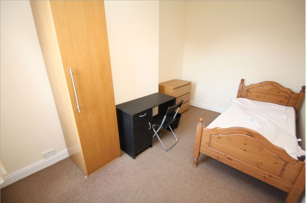 Property photo 3 of 8 Bedroom 1
