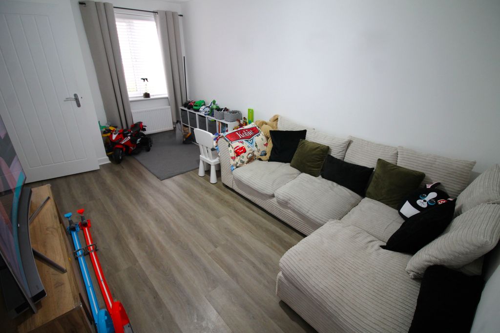 Property photo 3 of 10 Livingroom