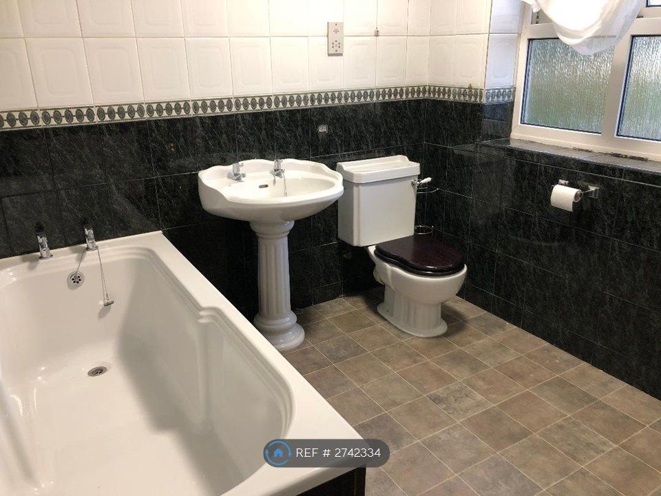 Property photo 3 of 10 Bathroom