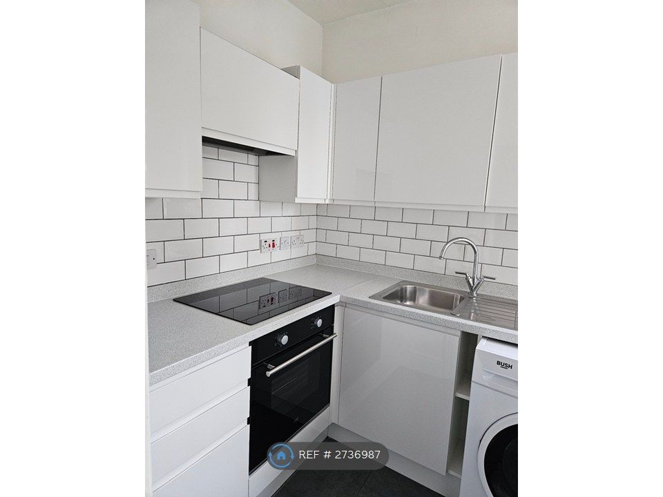 Property photo 3 of 10 Kitchen