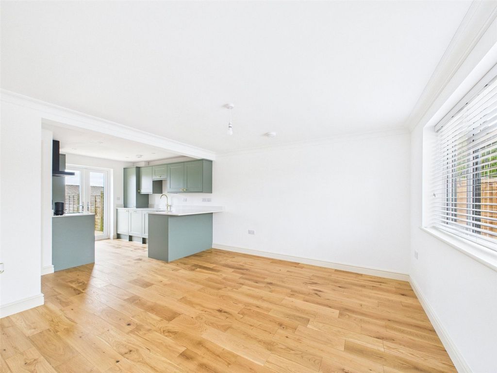 Property photo 3 of 10 Living Space