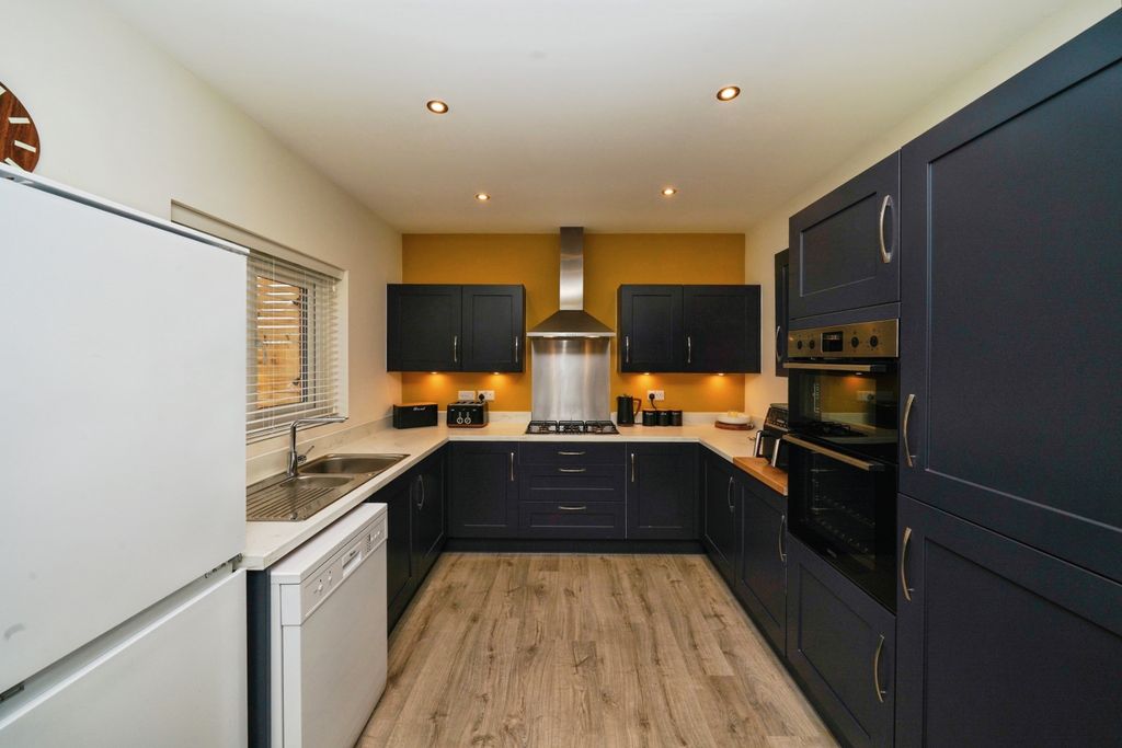 Property photo 3 of 15 Kitchen