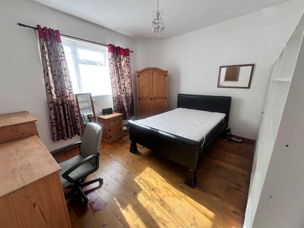 Property photo 2 of 10 Bed4.Jpg