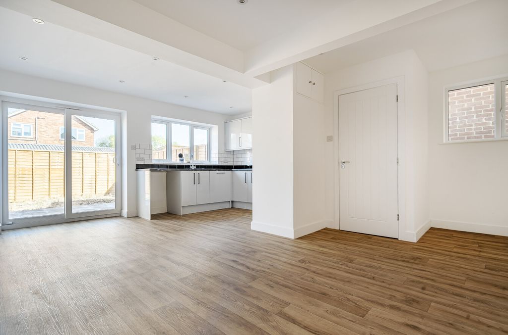 Property photo 1 of 9 1344010968A88d0c83433