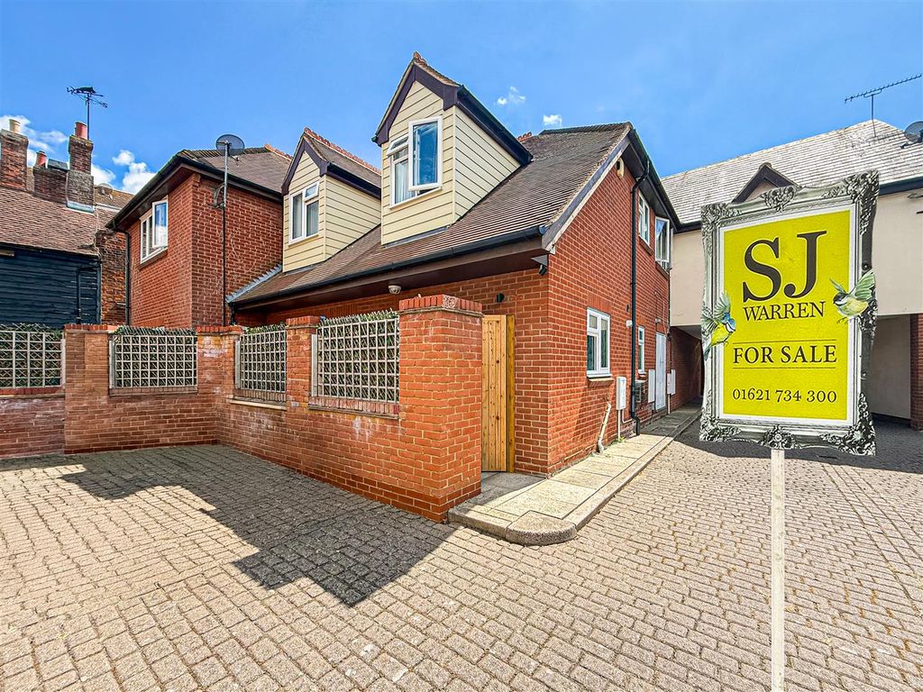 4 bed property for saleHigh Street, Burnham-On-Crouch CM0