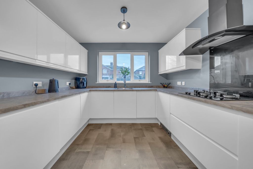 Property photo 2 of 26