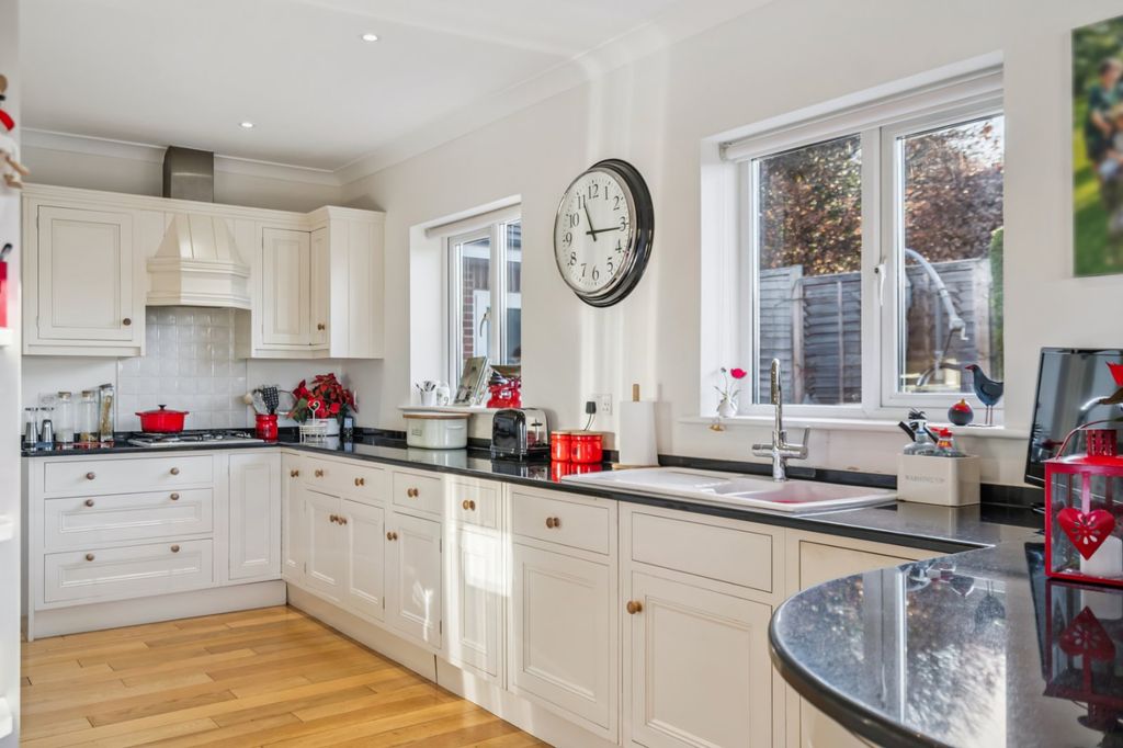 Property photo 2 of 31 Kitchen