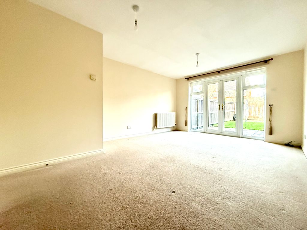 Property photo 3 of 11 Lounge