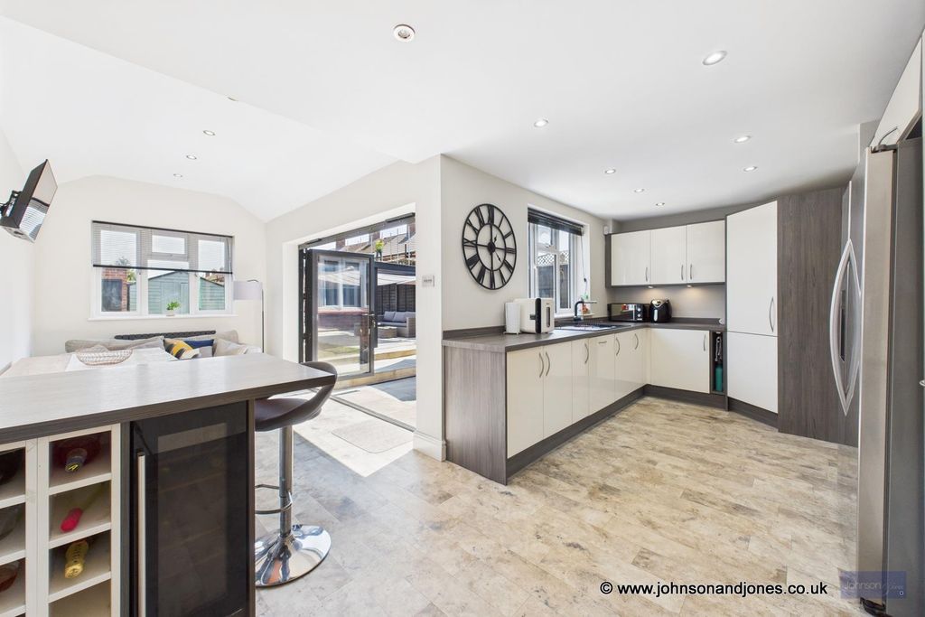 Property photo 2 of 25 2 Kitchen.Jpg
