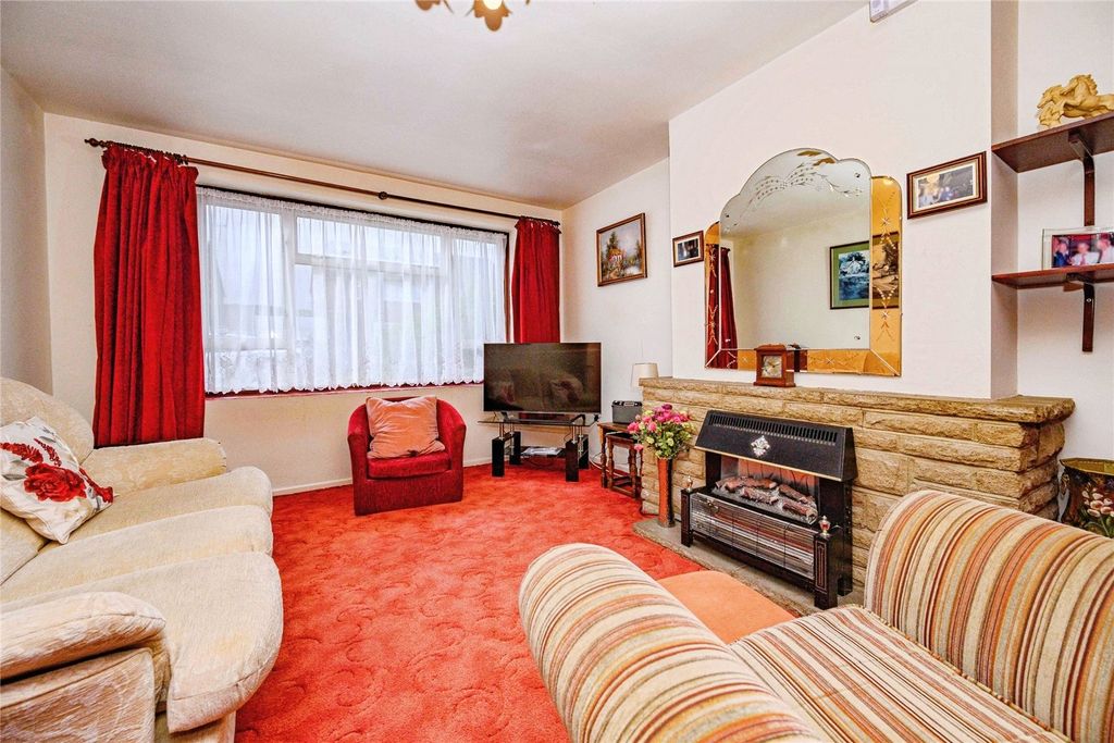 Property photo 3 of 12 Lounge